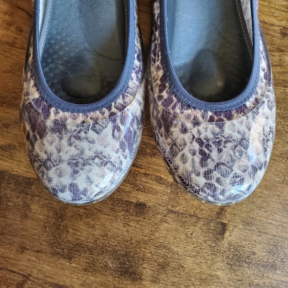 JA-VIE Snake Print Jelly Flat Shoes - Picture 4 of 13